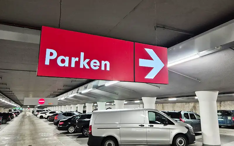 wegweiser deckenhaenger schilder selbstleuchtend transluzente folie leitsystem parkhaus tiefgarage folierung