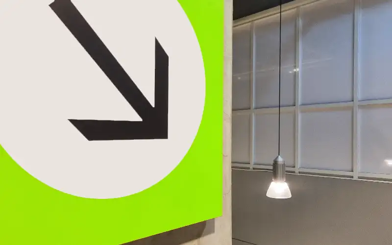 aufsteller plattendruck wegweiser schild leitsystem folierung foliendruck