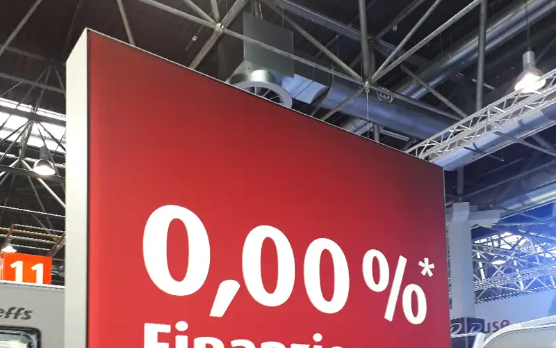 aufsteller plattendruck werbepylone frameless spannrahmen textildruck messe