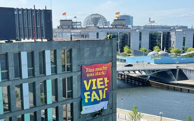 xxl banner fassade kletterer montage referenz